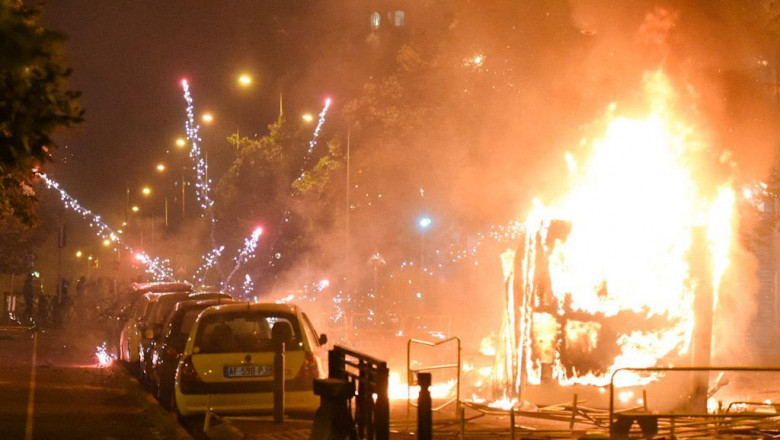Photo of foto | Proteste violente în Paris și mai multe orașe franceze după ce poliția a ucis un băiat de 17 ani pentru că nu a oprit la semnal